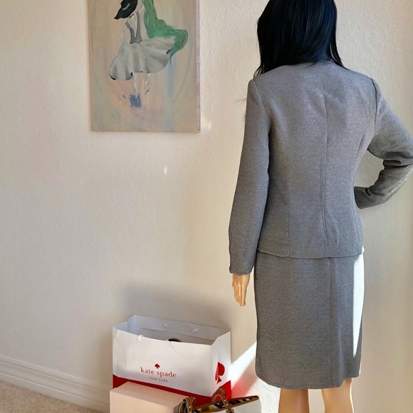 Women’s 2-pc suit - Picture 2 of 3